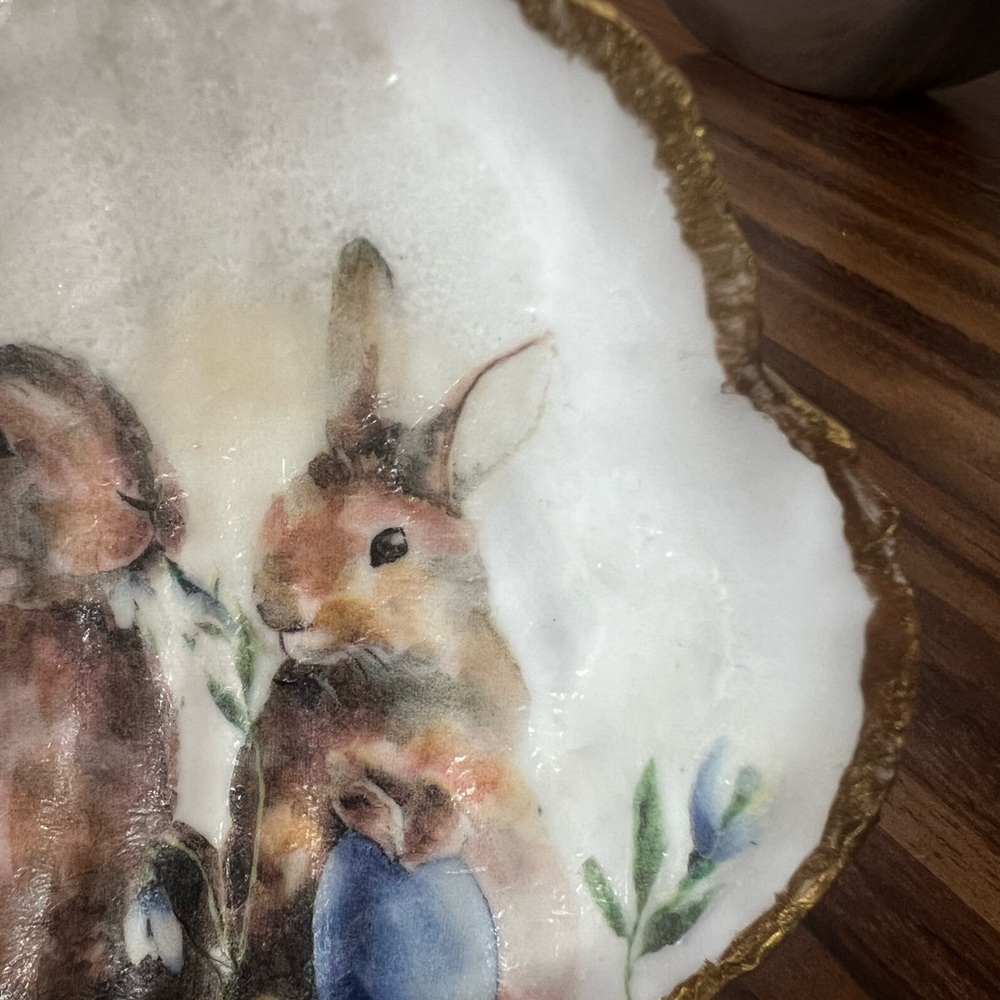 Handmade handcrafted OOAK decoupage Easter bunny on scallop shell - Picture 3 of 4